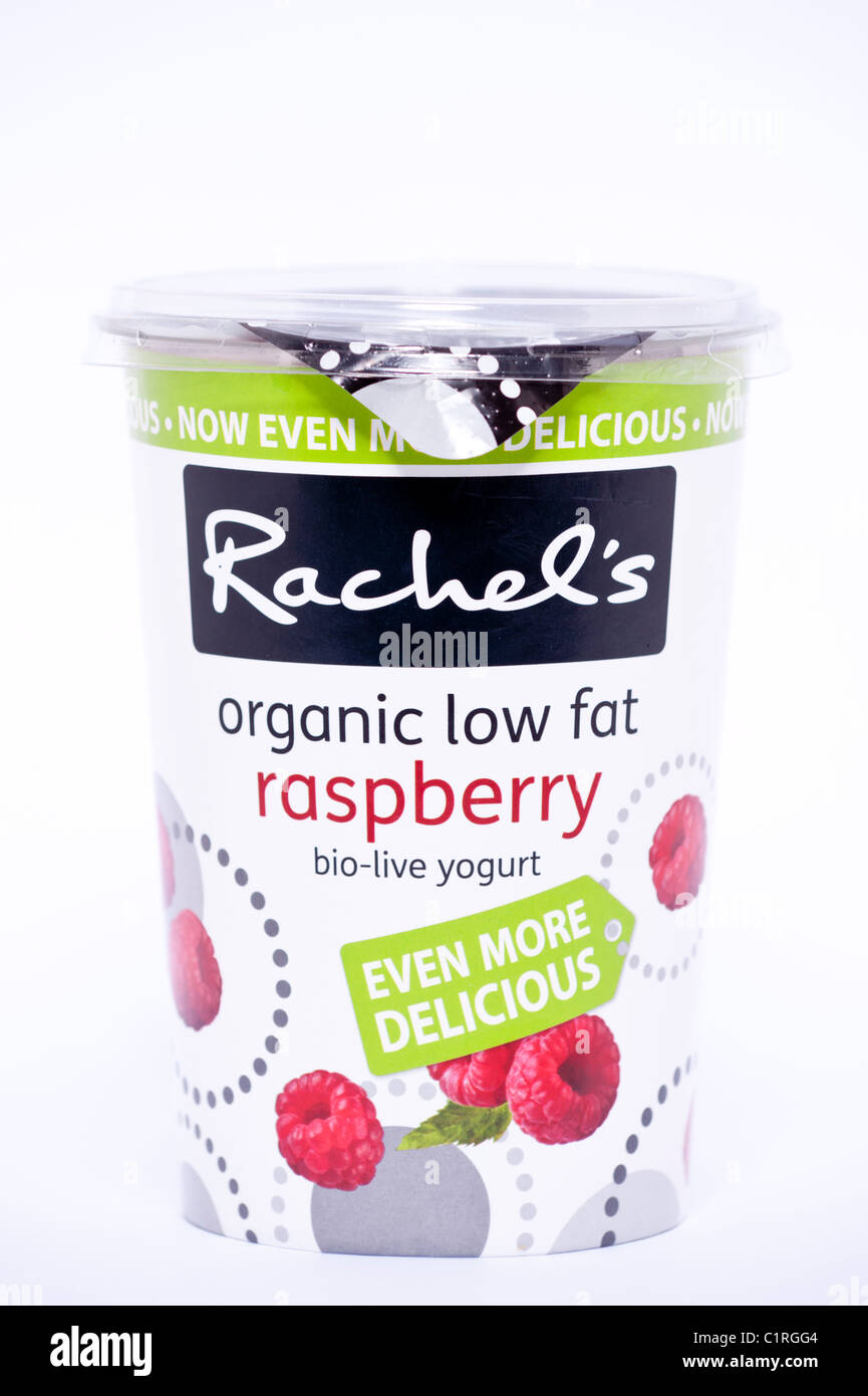 Einen Topf mit Himbeer Geschmack Rachels Bio fettarmer Bio-live Joghurt auf weißem Hintergrund Stockfoto