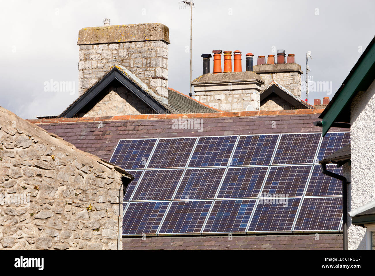 Sonnenkollektoren auf Arnside Bildungsinstitut Arnside, Cumbria, England. Stockfoto