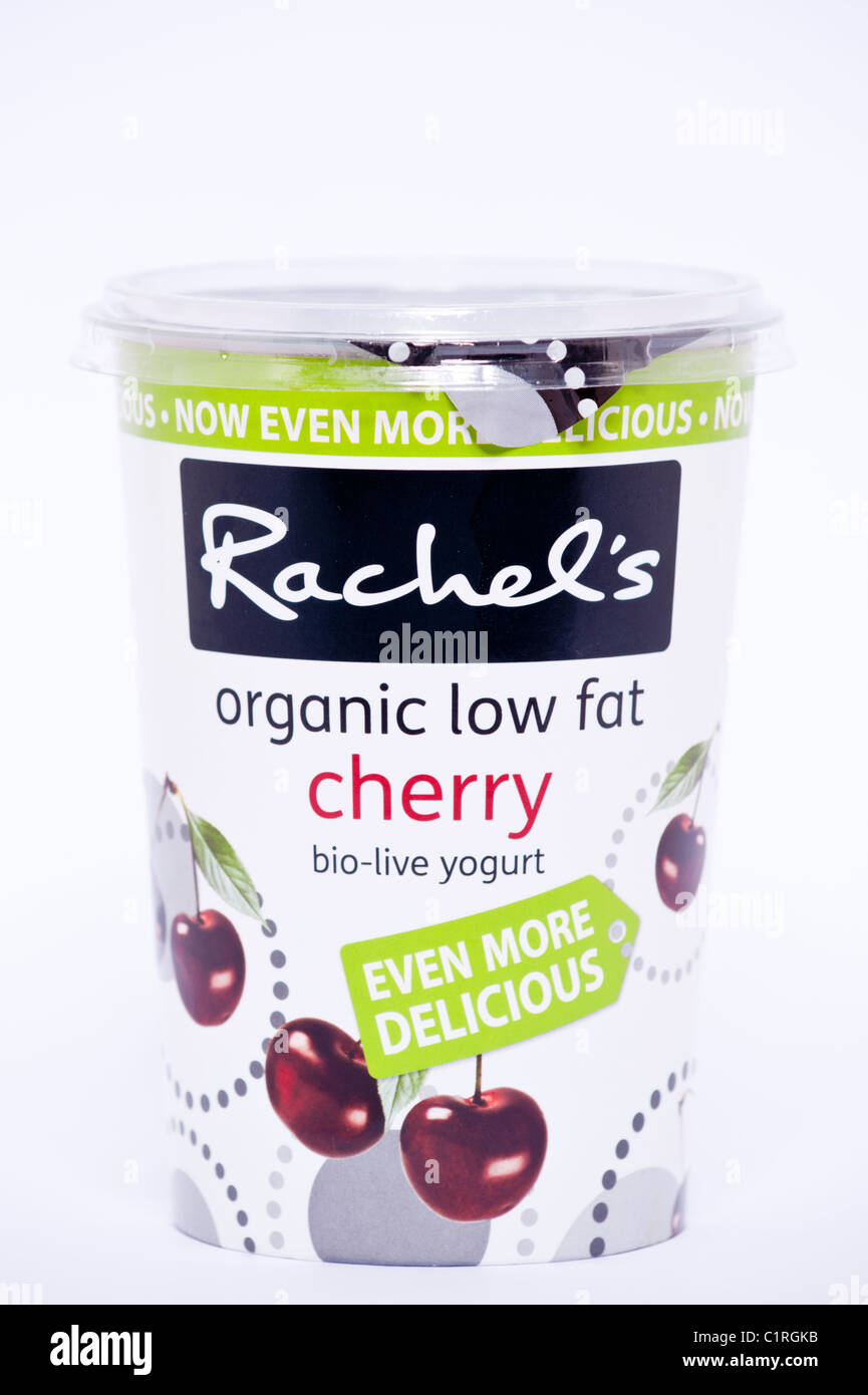 Einen Topf mit Kirsch Geschmack Rachels Bio fettarmer Bio-live Joghurt auf weißem Hintergrund Stockfoto