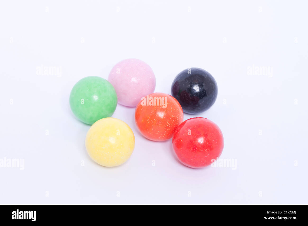 Eine Auswahl an farbigen Gobstoppers traditionellen Süßigkeiten auf weißem Hintergrund Stockfoto