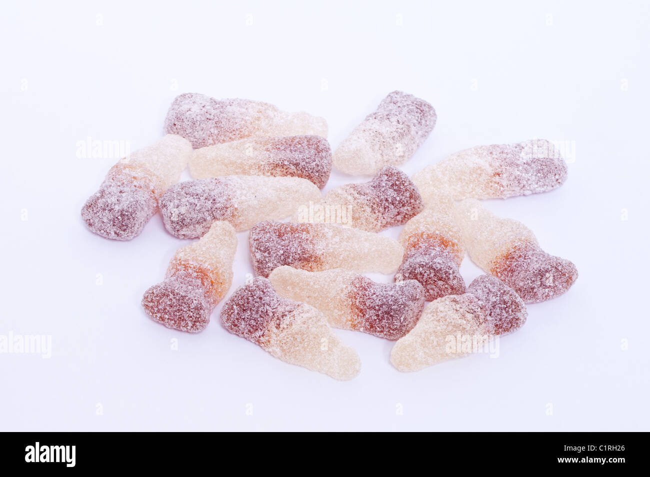 Eine Auswahl an gezuckerter Cola Flaschen traditionellen Süßigkeiten auf weißem Hintergrund Stockfoto