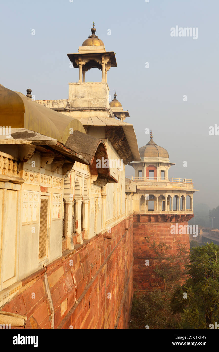 Die massiven Mauern des Roten Forts in Agra, Indien Stockfoto