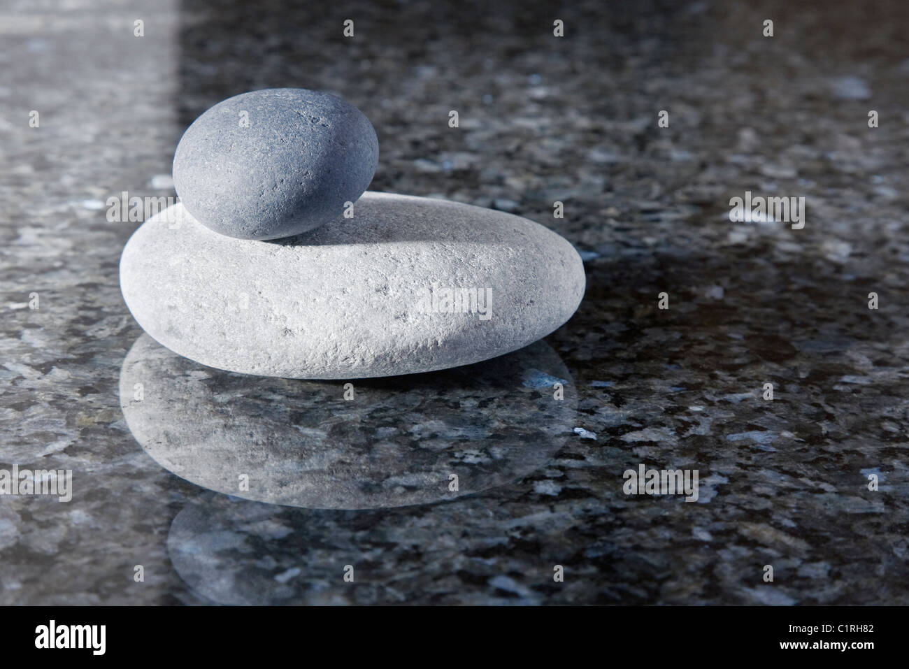 Stapel von Zen Kieselsteine auf einem glänzenden Marmor Oberfläche Stockfoto