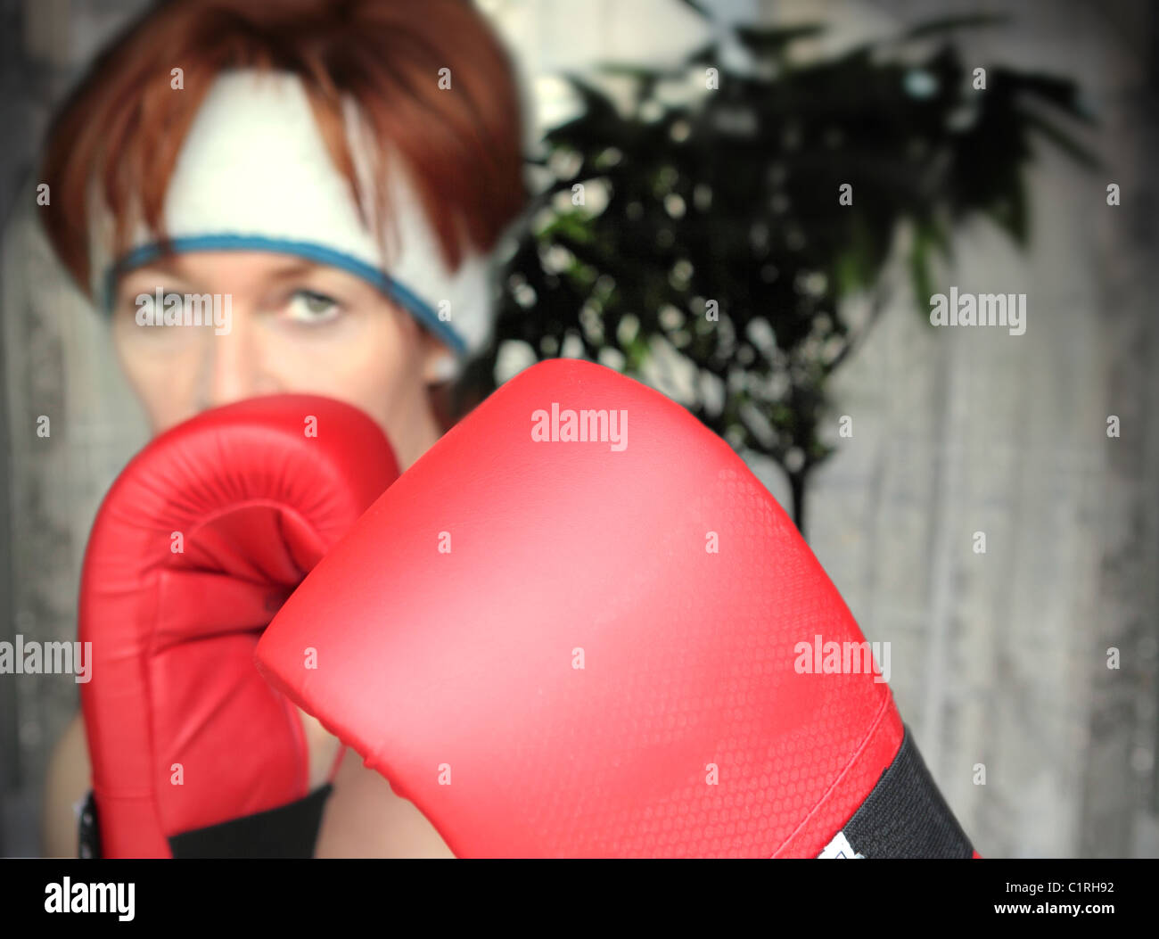 Frau tut ein Boxtraining mit roten Boxhandschuhe Stockfoto