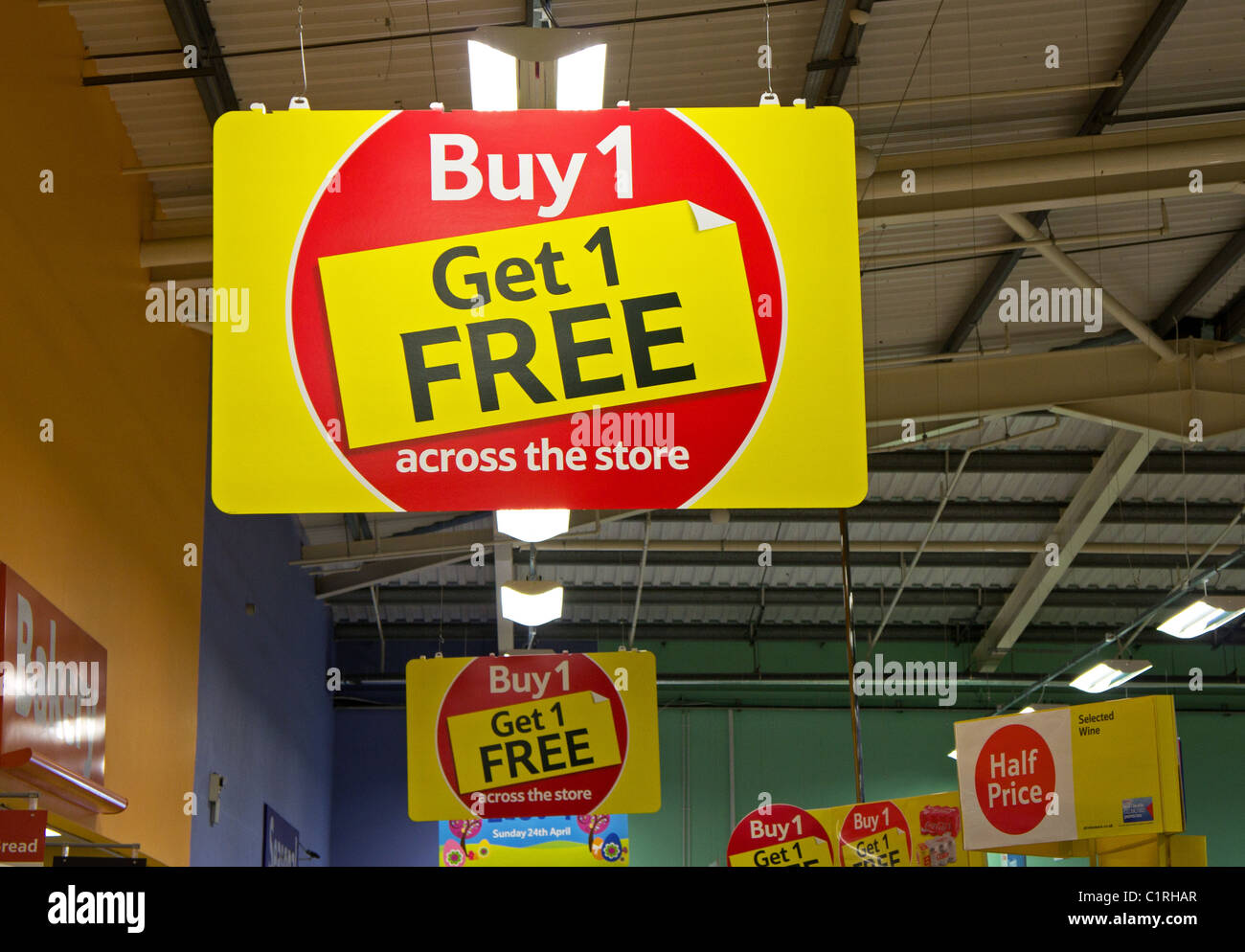 Ein Buy 1 get 1 kostenlose Anmeldung in einem Tesco Supermarkt, UK Stockfoto