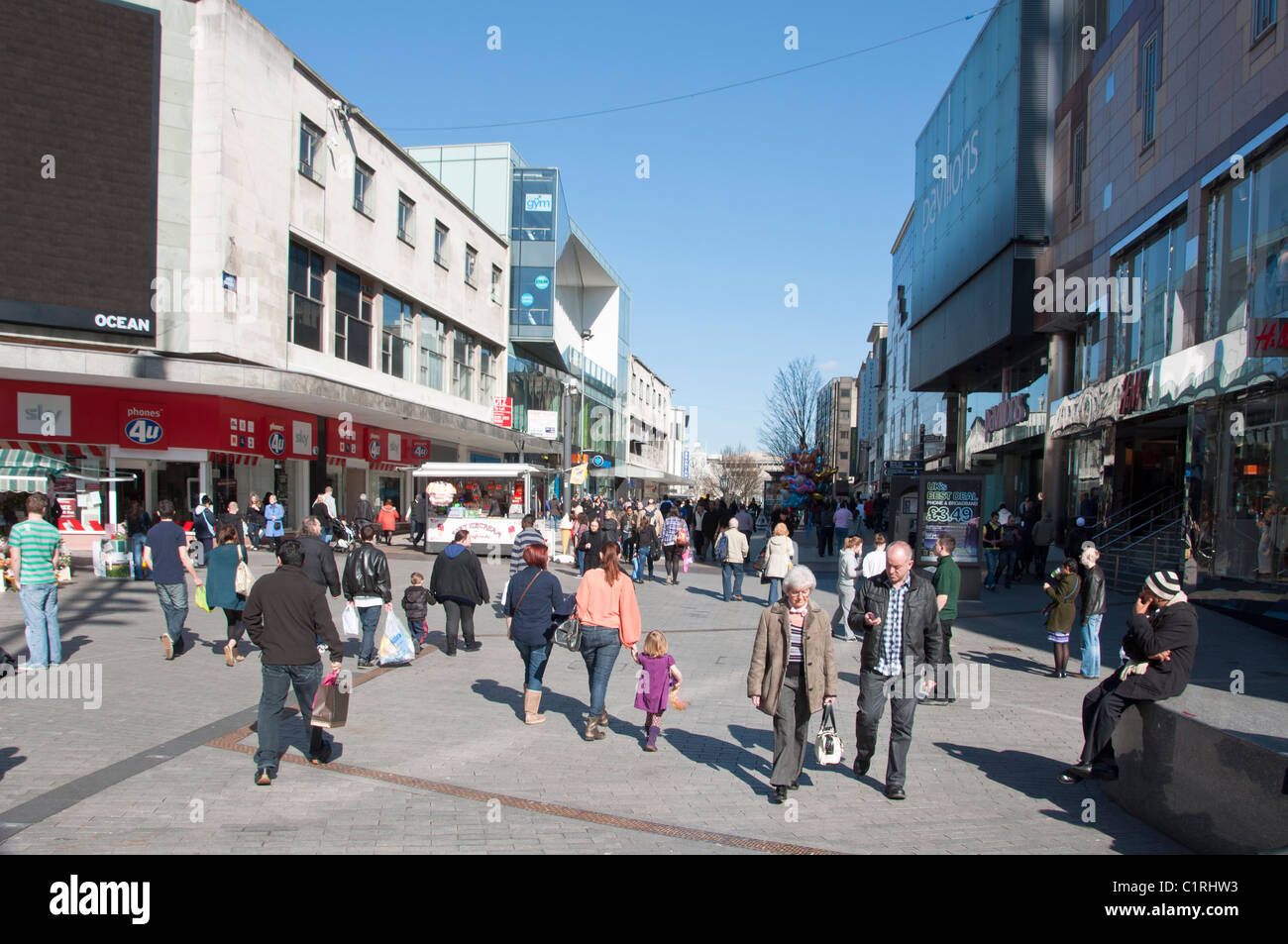 Birmingham City Centre Käufer an einem Samstag Nachmittag. Stockfoto