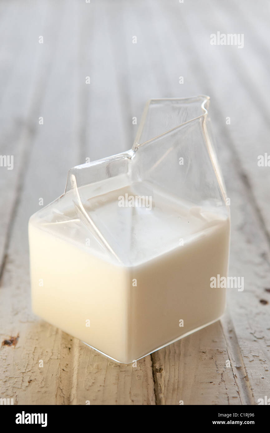 Milch in ein Glas eine halbe Pint Karton Stockfoto