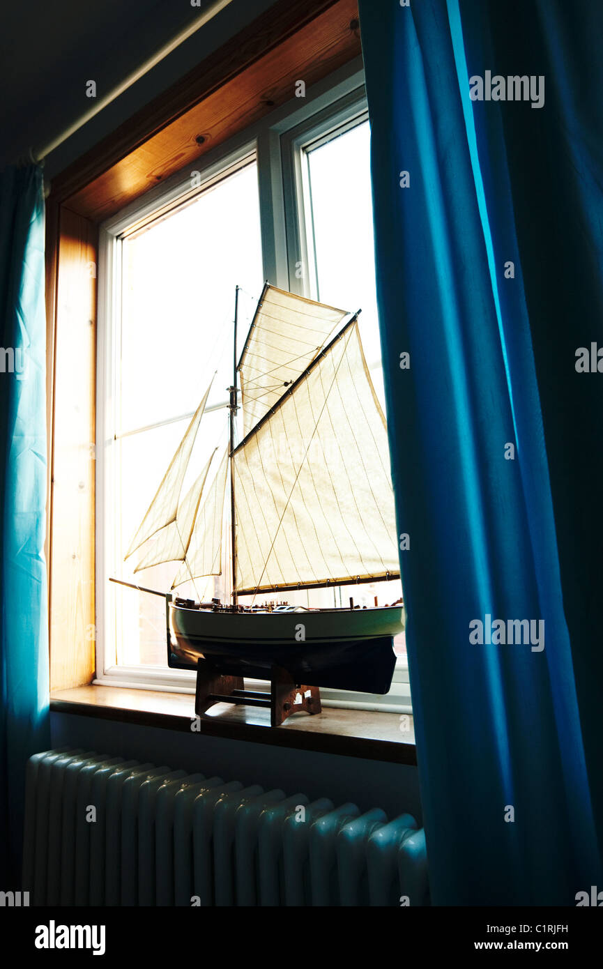 Ein Schoner Modellschiff sitzt im Fenster ein Cromer Bed and Breakfast. Stockfoto