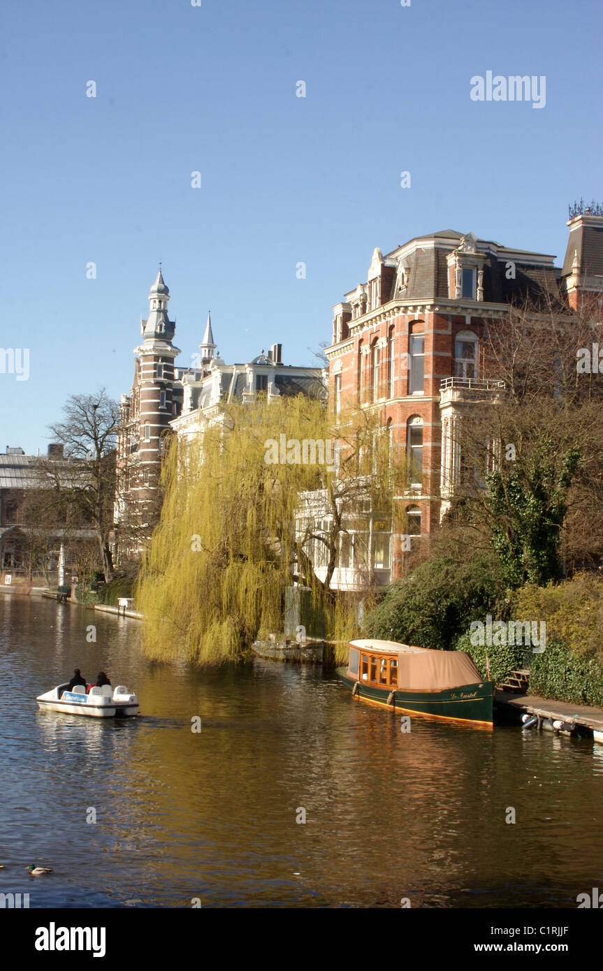 Radeln Sie, Bootfahren entlang der Grachten von Amsterdam, Holland Stockfoto