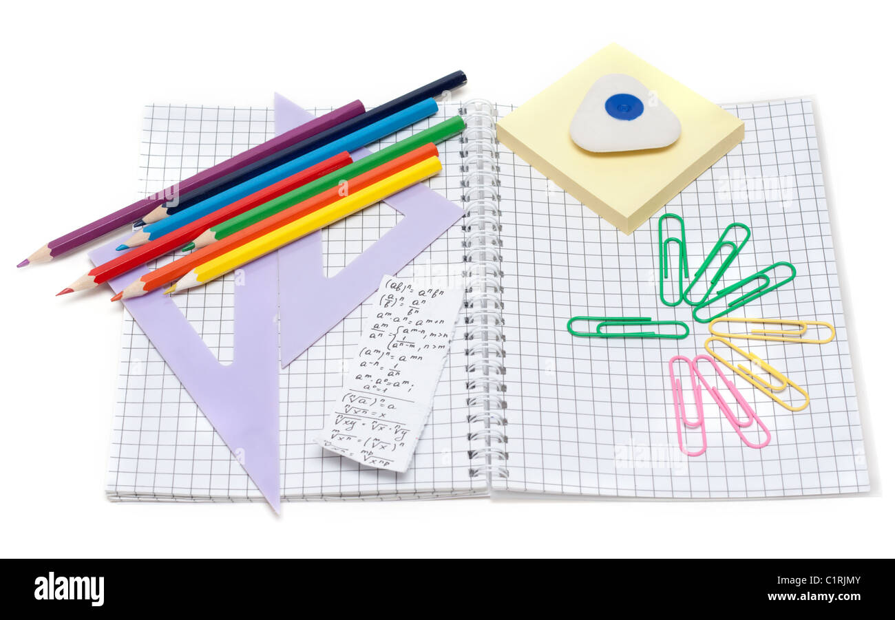 Schule Accessoires, Bleistifte Copy-Buch Heftklammern dauerhaft auf weißem Hintergrund Stockfoto