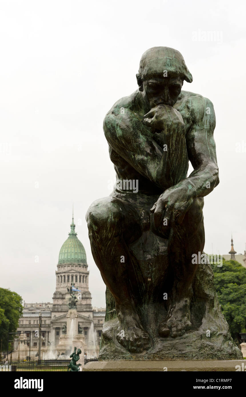 Statue von denkenden Menschen (der Denker) mit Kongresspalast hinter, Buenos Aires, Argentinien Stockfoto