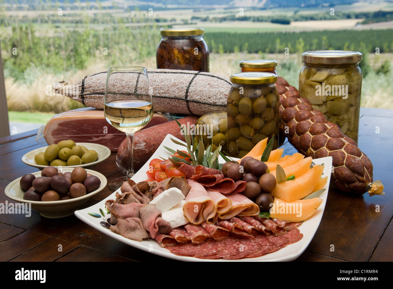 Buffet mit leckeren Antipasti-Essen mit malerischen Hintergrund Stockfoto