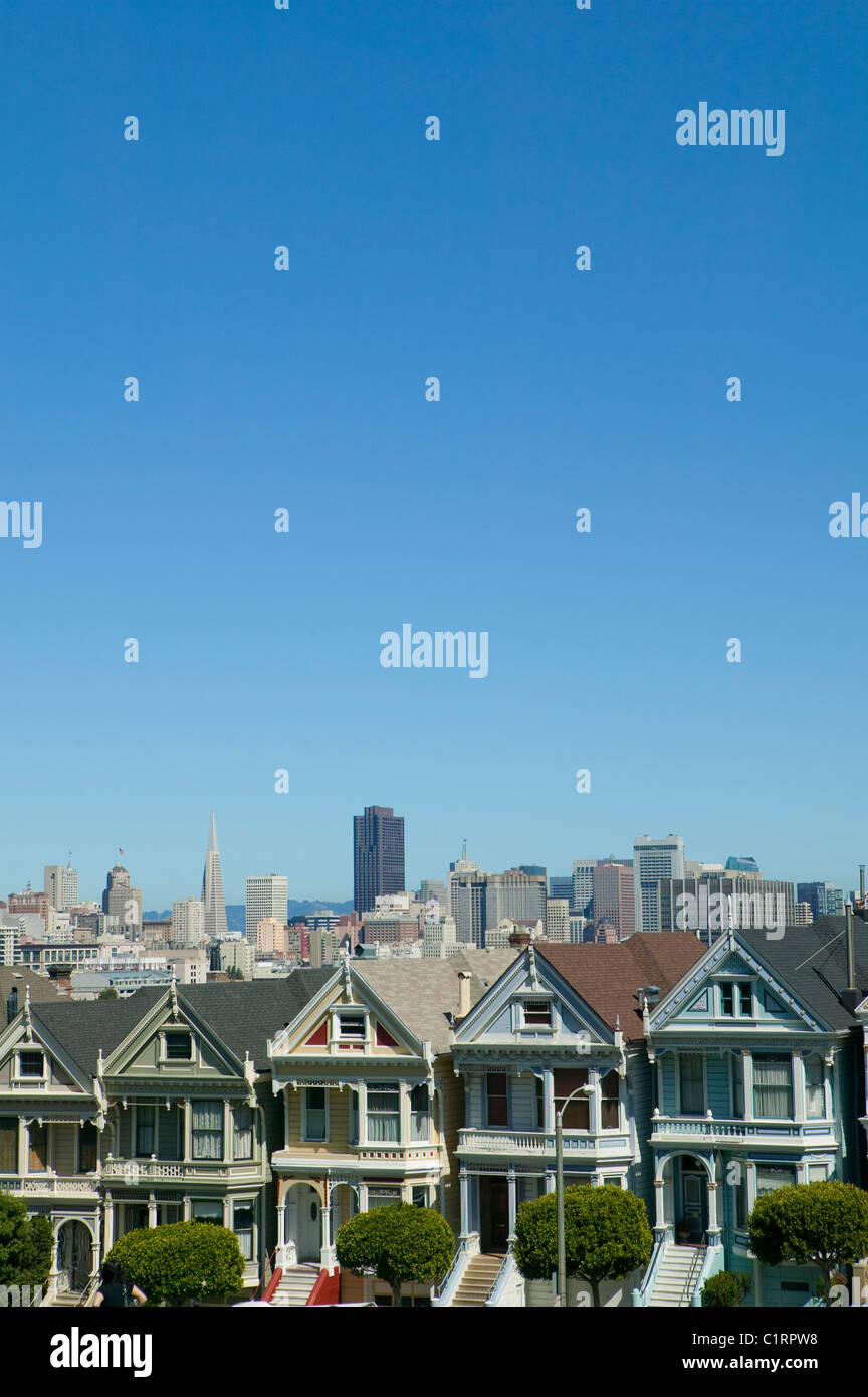 San Franciscos Skyline und Painted Ladies Stockfoto