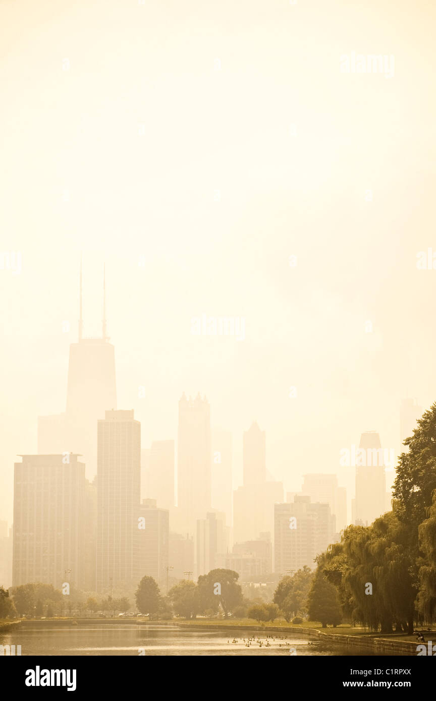 Downtown Chicago im Nebel von Lincoln Park Stockfoto