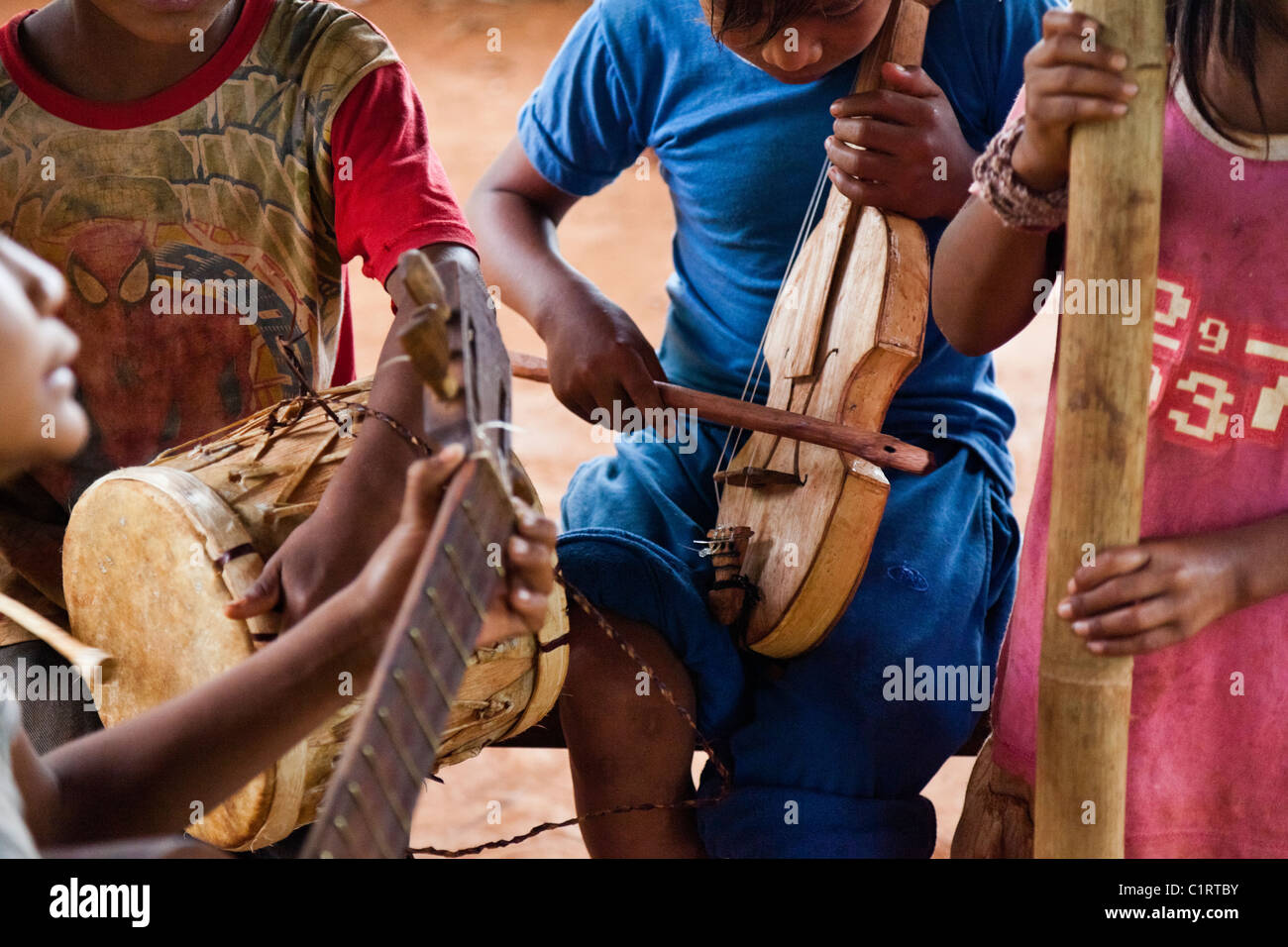 Mitglieder der Mbya Guarani Dorf Bert spielt traditionelle Musik. San Ignacio, Misiones, Argentinien. Stockfoto