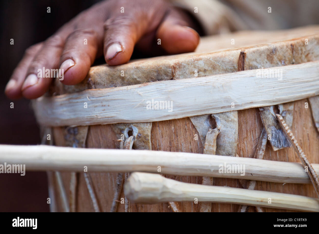 Traditionelle Mbya Guarani-Trommel (Anguapu) geschnitzt aus dem Stamm einer Palme. Stockfoto