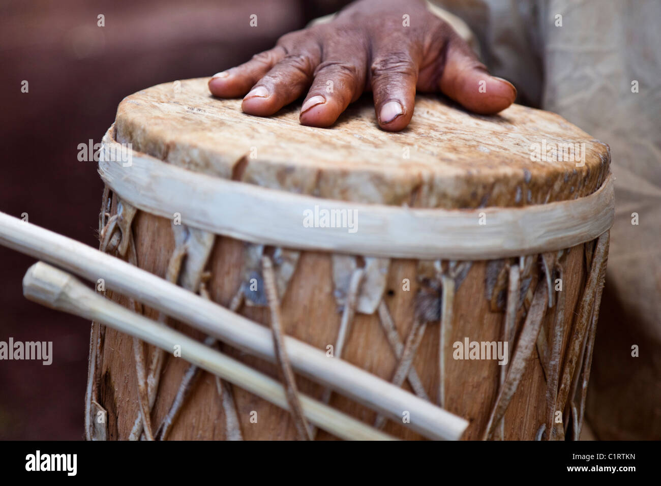 Traditionelle Mbya Guarani-Trommel (Anguapu) geschnitzt aus dem Stamm einer Palme. Stockfoto