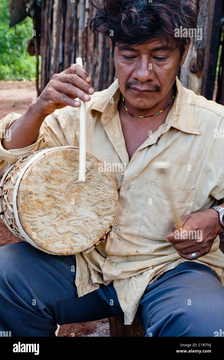 Traditionelle Mbya Guarani-Trommel (Anguapu) geschnitzt aus dem Stamm einer Palme. Stockfoto