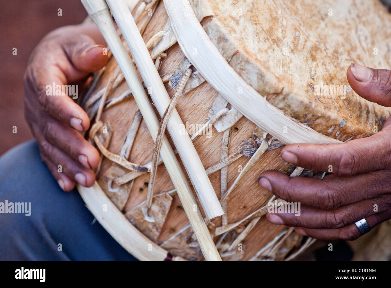 Traditionelle Mbya Guarani-Trommel (Anguapu) geschnitzt aus dem Stamm einer Palme. Stockfoto