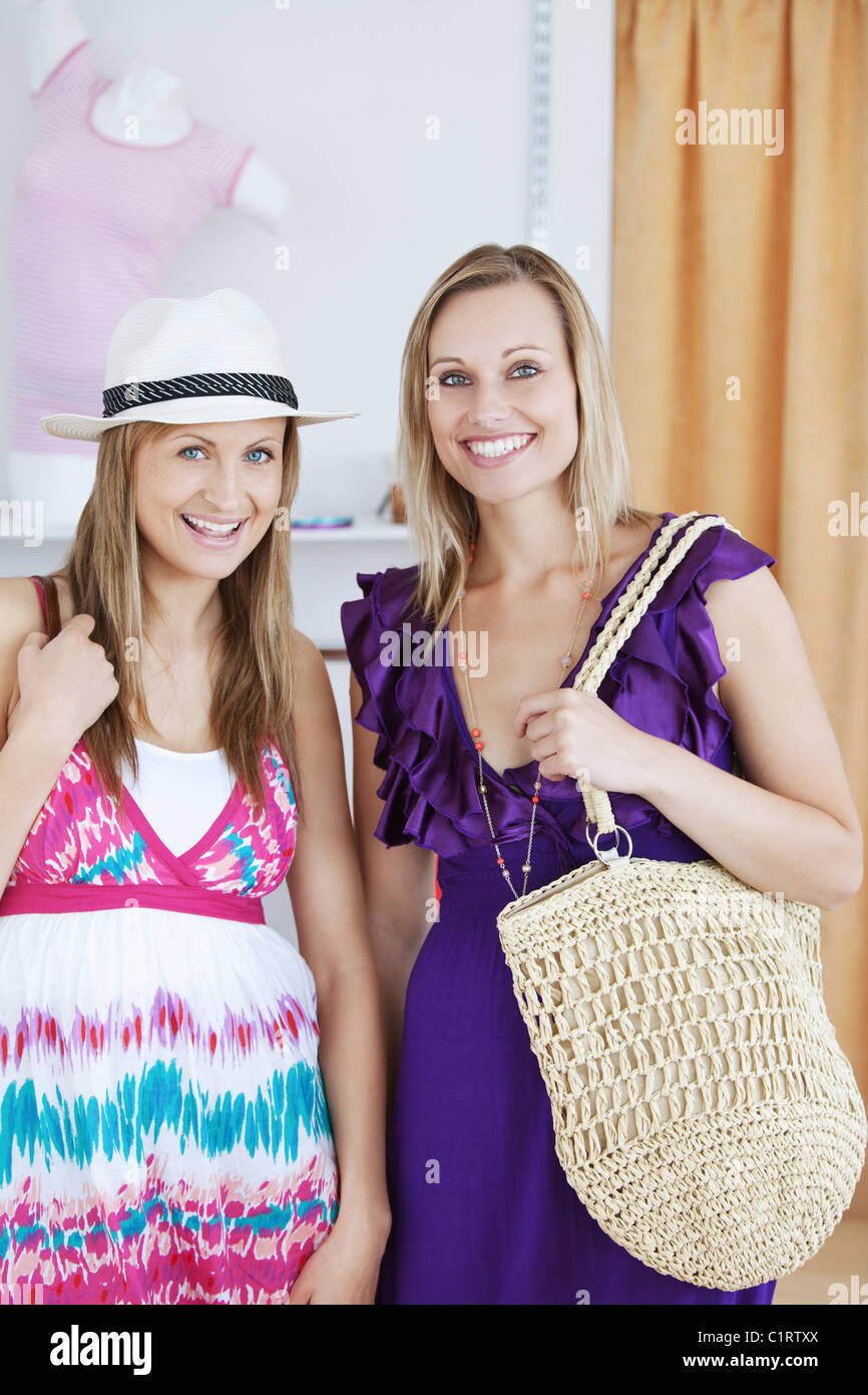 Charmante weibliche Freunde lächelnd in die Kamera Stockfoto