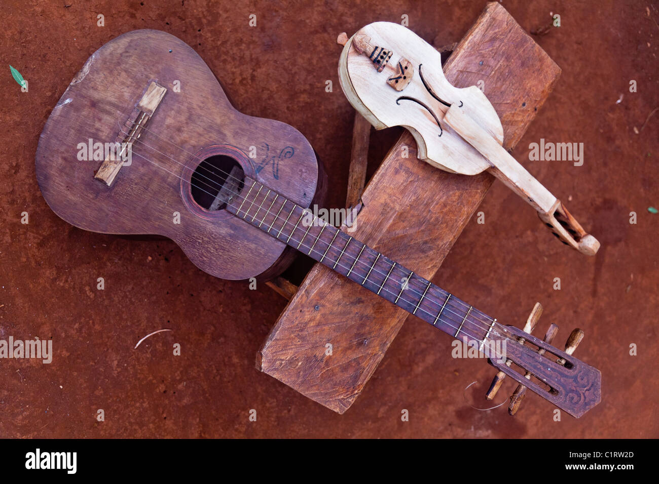 Mbya Guarani 5-saitige Gitarre und handgemachte 3-saitige Geige (Rabe) in Misiones, Argentinien. Stockfoto