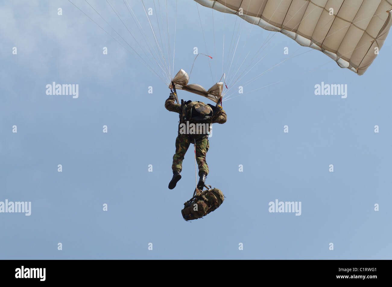 Ein Mitglied der britischen Armee Pathfinder Platoon bereitet, aus einem Fallschirm landen. Stockfoto