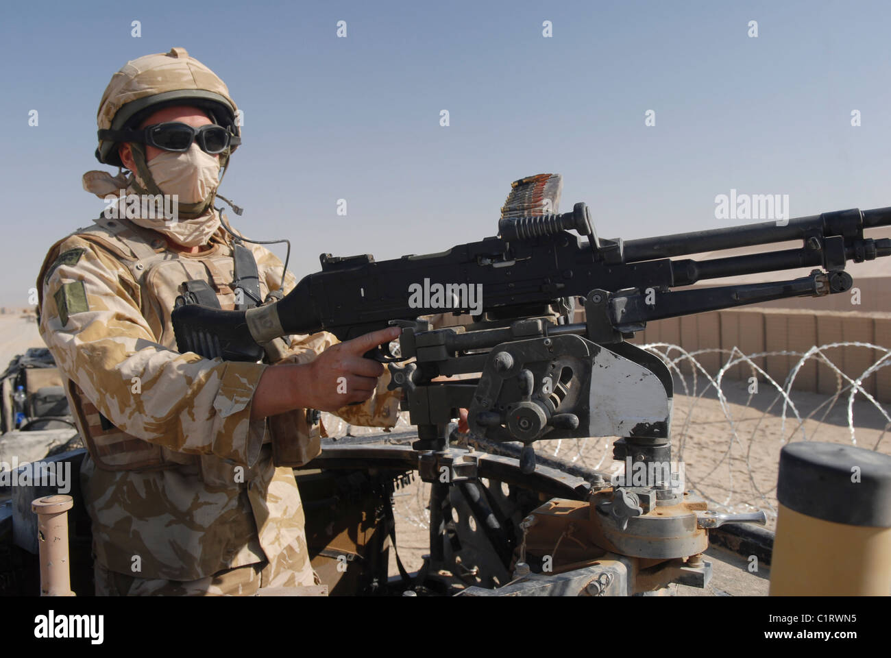 Ein Soldat der britischen Armee mans eine Maschinengewehr montiert auf einem Land Rover. Stockfoto