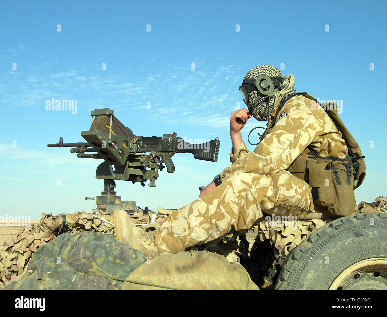 Ein Kanonier betreibt ein 7,62 mm Allzweck-Maschinengewehr auf einem britischen Armee WMIK Land Rover im Irak. Stockfoto