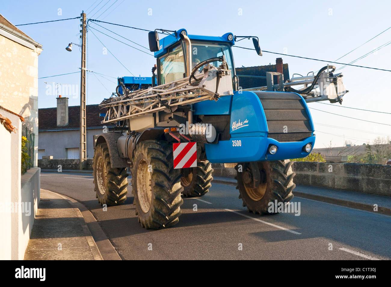 Evrard Alpha Plus 3500 Nutzpflanze Sprayer Fahrt durch die Stadt auf dem Land - Frankreich. Stockfoto