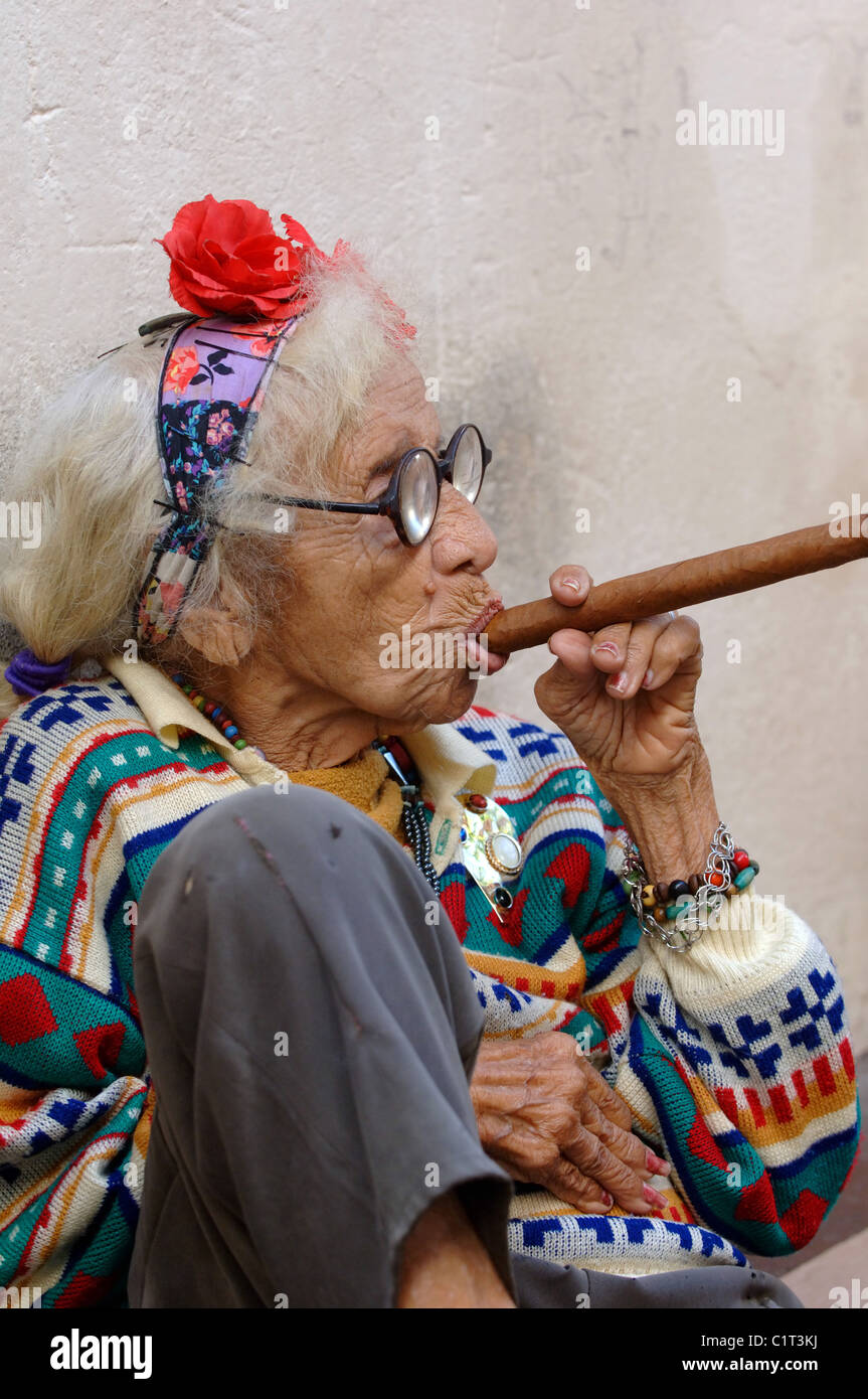 Alte Frau mit Zigarre Havanna Kuba Stockfoto