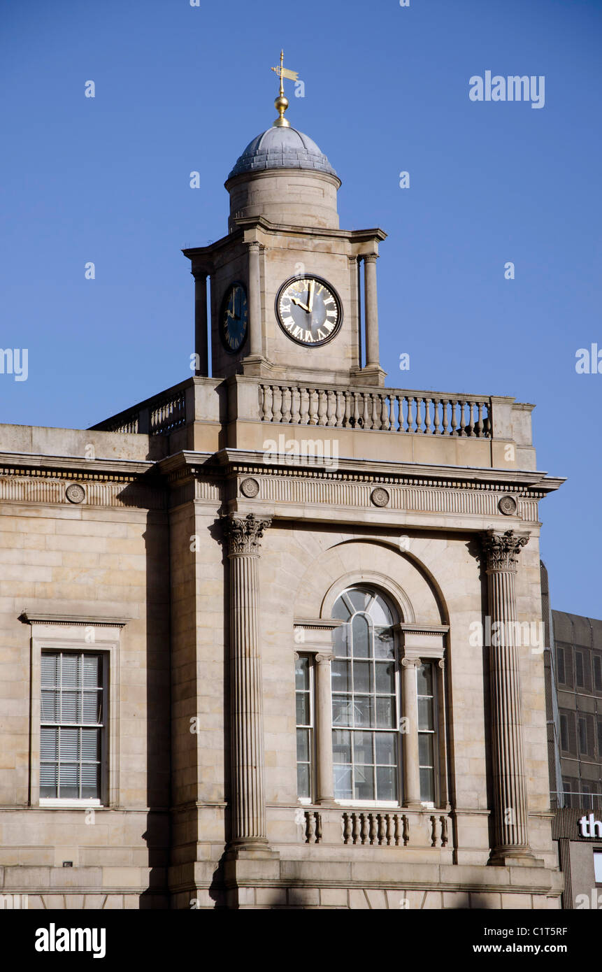 Uhrturm am Resister Haus in Princes Street, Edinburgh, Schottland. Stockfoto