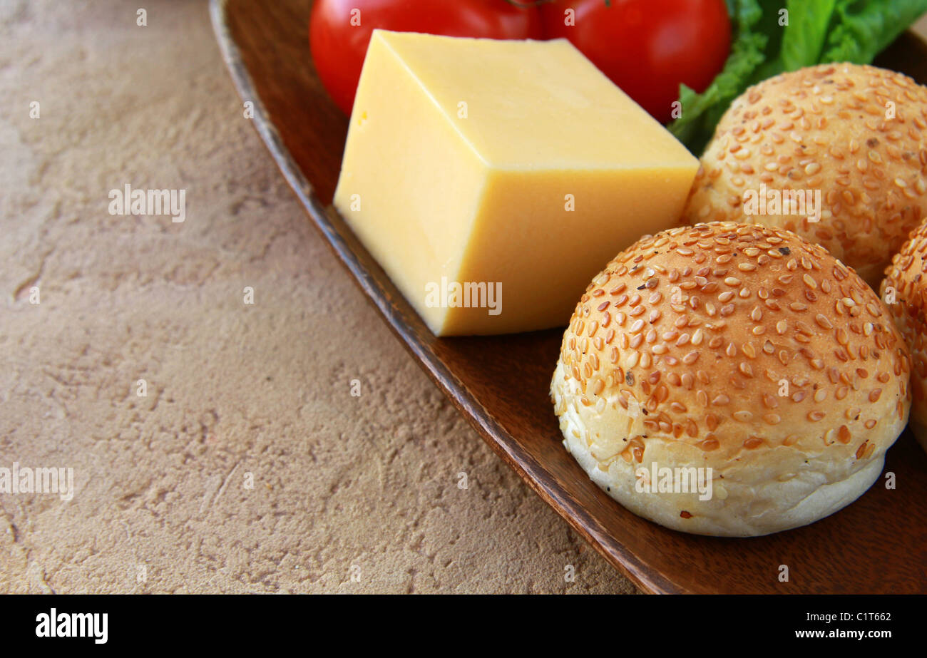 Tomaten und Käse, Brot eine einfache Mahlzeit zum Mittagessen Stockfoto