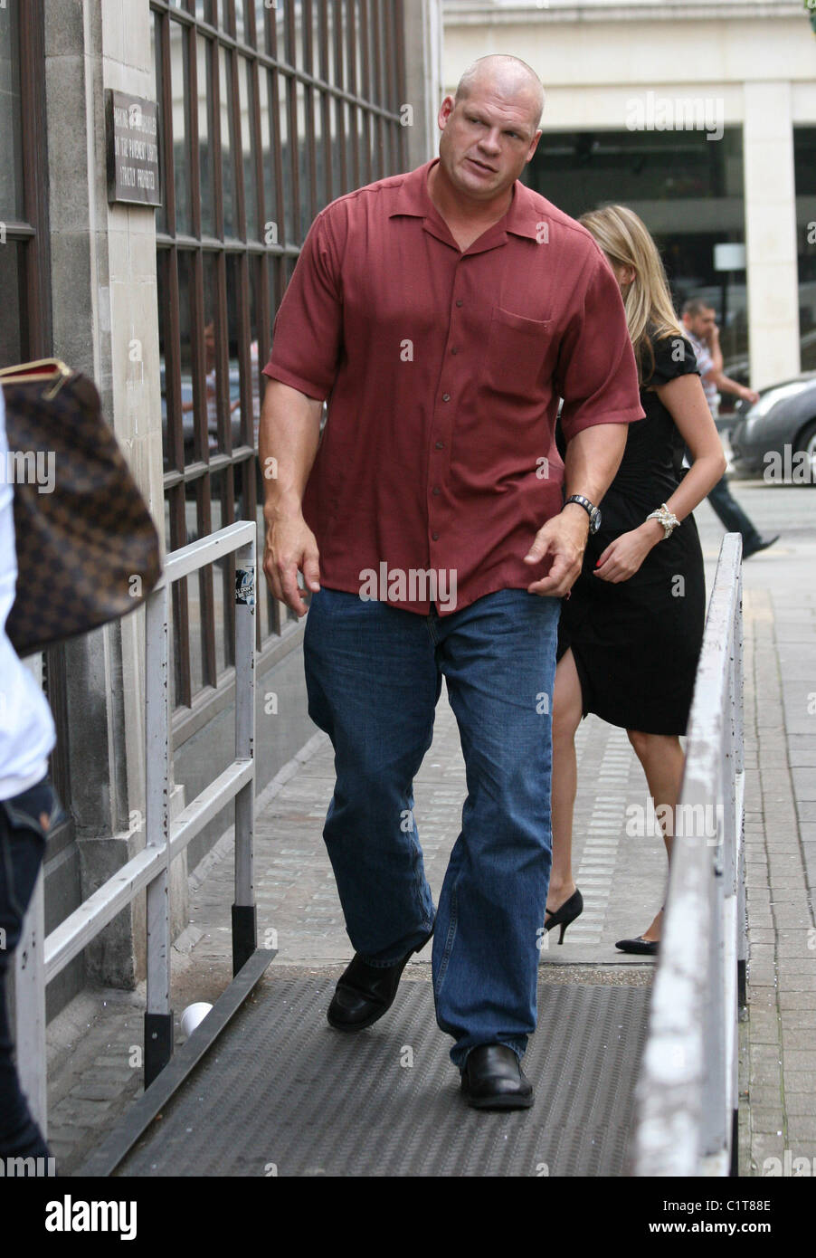 WWE Wrestler Kane, richtiger Name Glenn Jacobs kommt, die den Radio One Studios London, England - 08.08.09 WENN.com Stockfoto