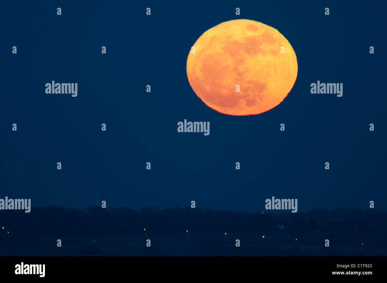 Super-Mond Mondaufgang über die Isle Of Thanet Kent england Stockfoto