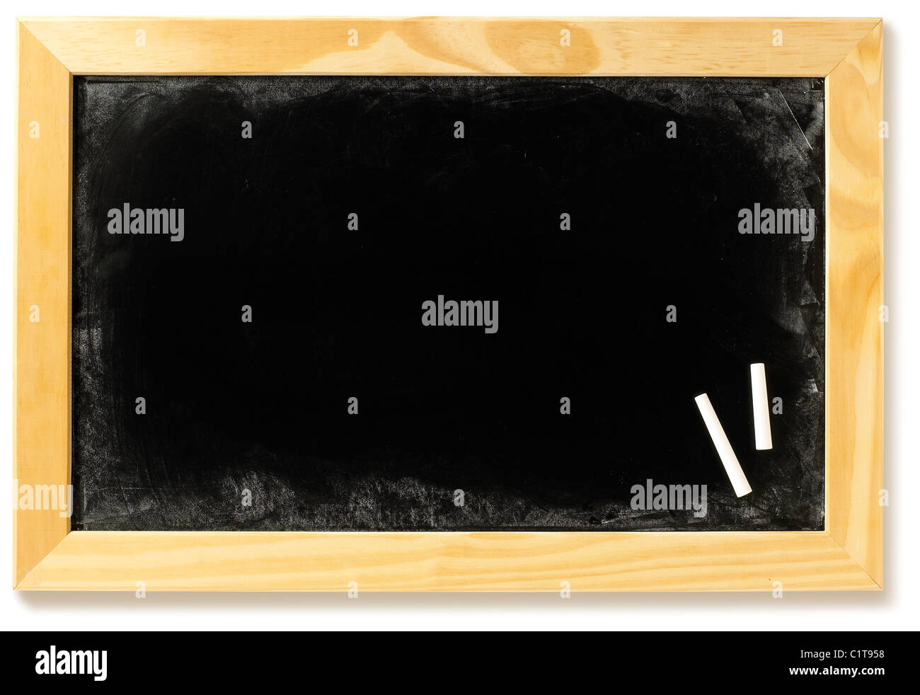 eine leere Tafel und Kreide isoliert auf weißem Hintergrund mit Beschneidungspfad Stockfoto