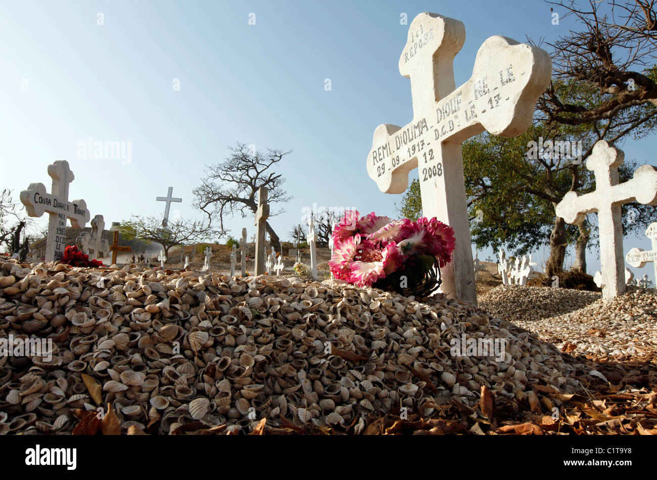 Friedhof auf der Insel von Fadiouth, bestehend aus Muscheln, Senegal, Afrika Stockfoto