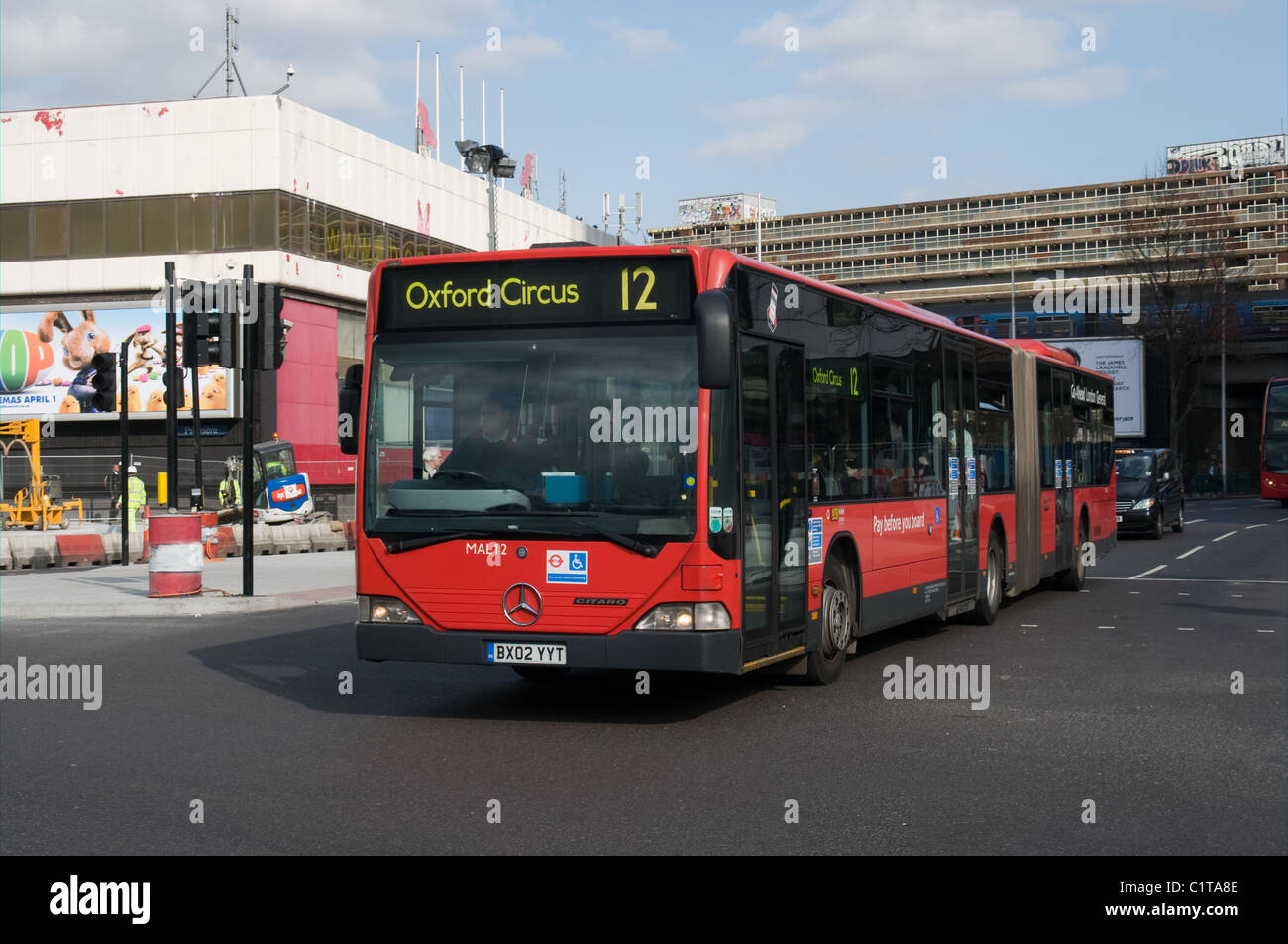 Ein Mercedes-Benz Citaro artikuliert, dass Bus zum Oxford Circus Elephant & Schloss-Straße-System während auf Route 12 eingibt Stockfoto