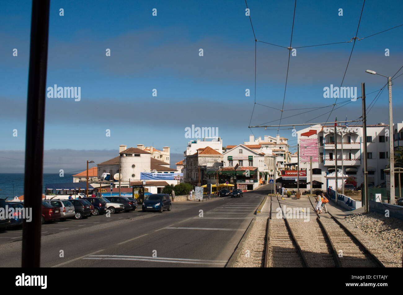 Der Blick von der Rückseite der Straßenbahn Sintra als es verlässt der Küstenort Praia Da Macas, Portugal Stockfoto