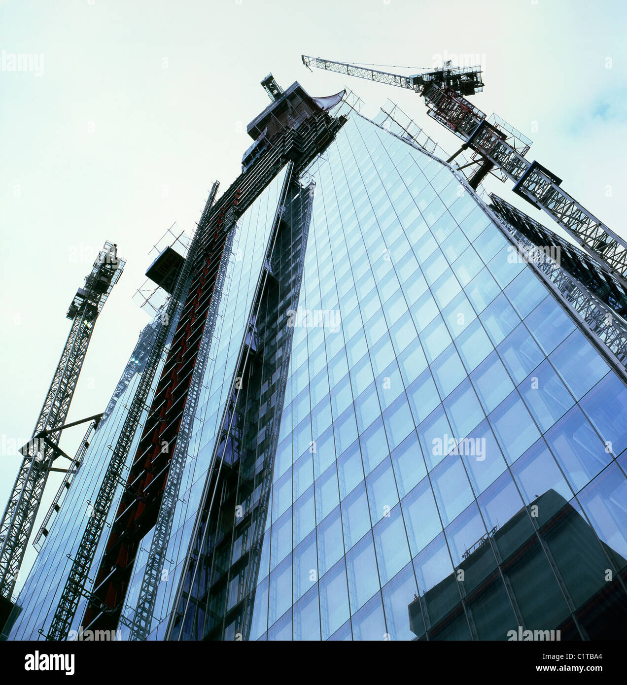 The Shard Wolkenkratzer Low-Angle-Ansicht des Hochhauses im Bau & Krane am Standort London Bridge in South London England 2011 KATHY DEWITT Stockfoto