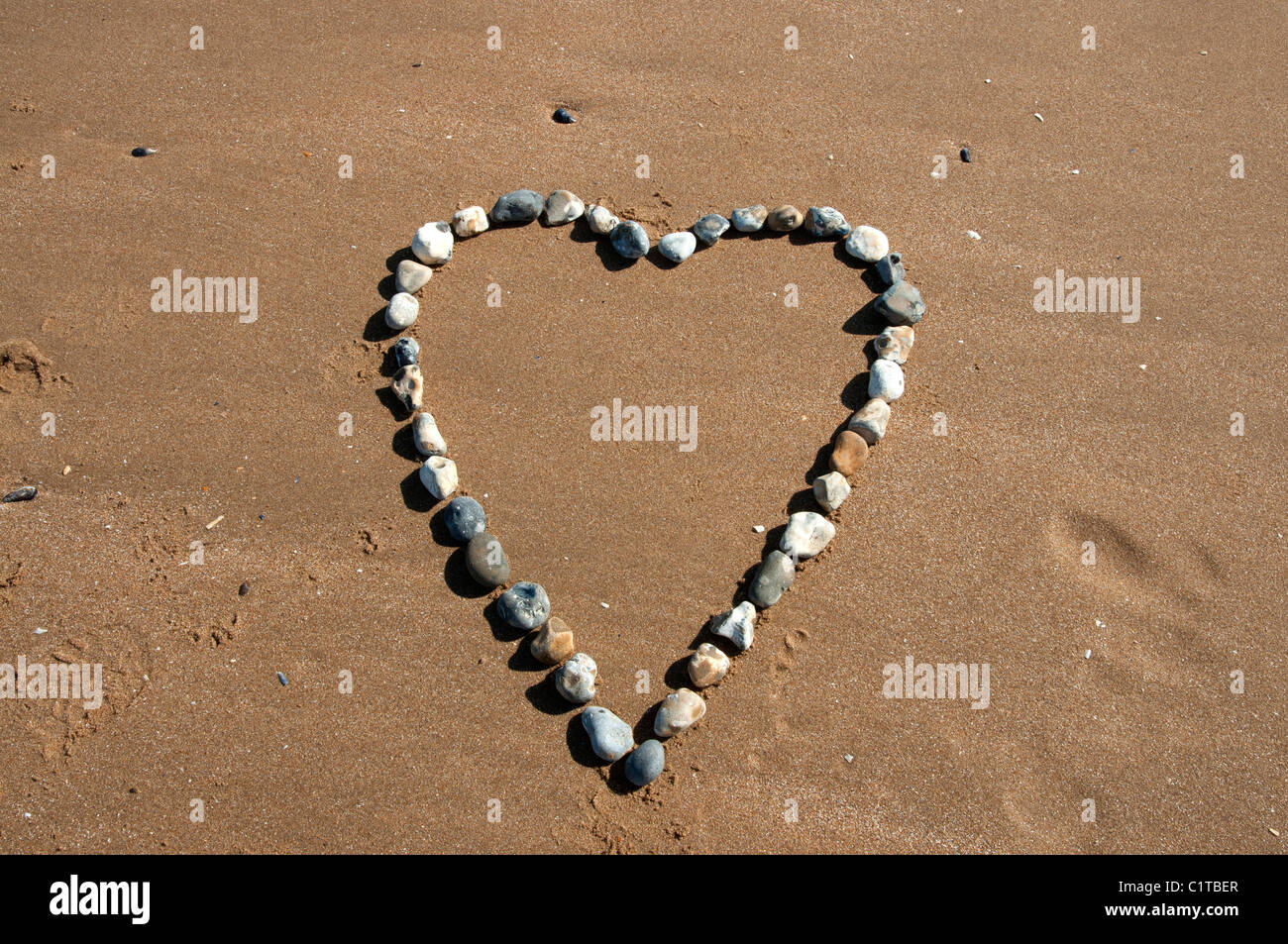 Herz aus Stein Strand Meer Sand Meer schreiben Stockfoto