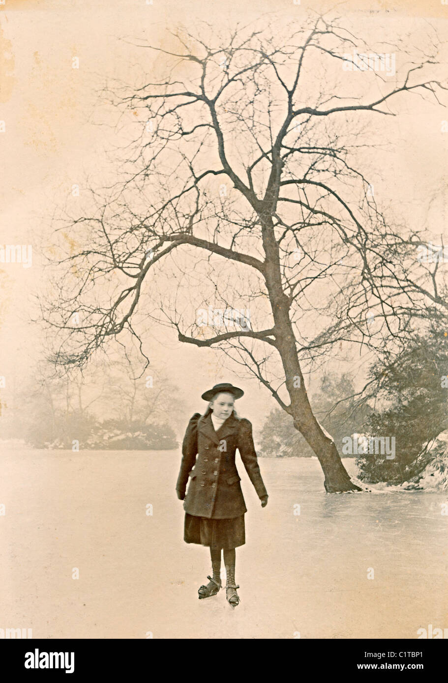 Historische Foto aufgenommen im Januar 1895 der Mädchen auf Schlittschuhen am Teich in der Nähe von Castleton Derbyshire England UK Stockfoto