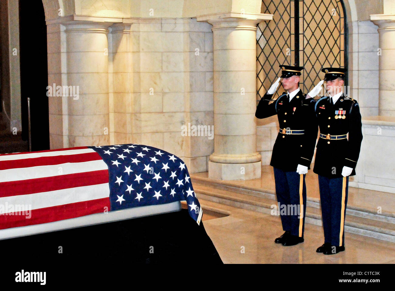 US-Armee Soldaten Salut, Armee CPL Frank Waldmeister Schnallen, der letzte amerikanische Weltkrieg Veteran, während seine Betrachtung zu Ehren Stockfoto