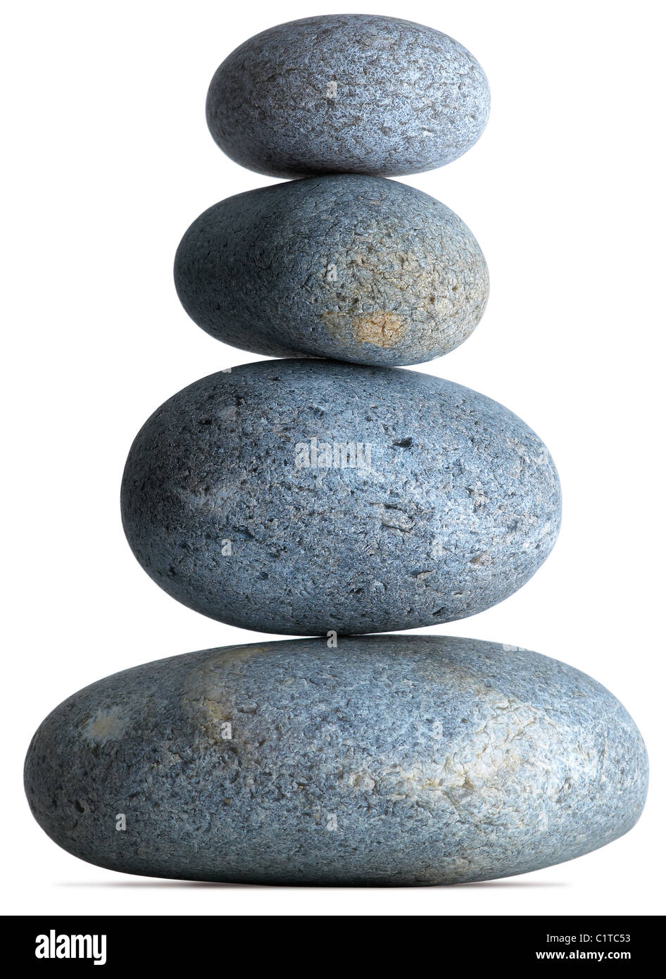 vier Kieselsteine, balancieren auf einem weißen Hintergrund mit Beschneidungspfad Stockfoto