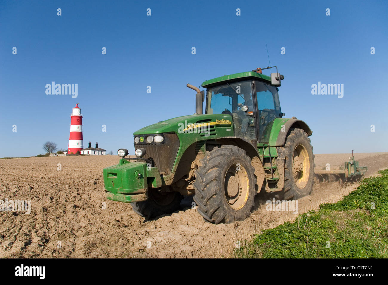 John Deere 7920 in einem Feld Norfolk UK arbeiten. Die Arbeit ist die Vorbereitung für das Bohren von Zuckerrüben. Stockfoto