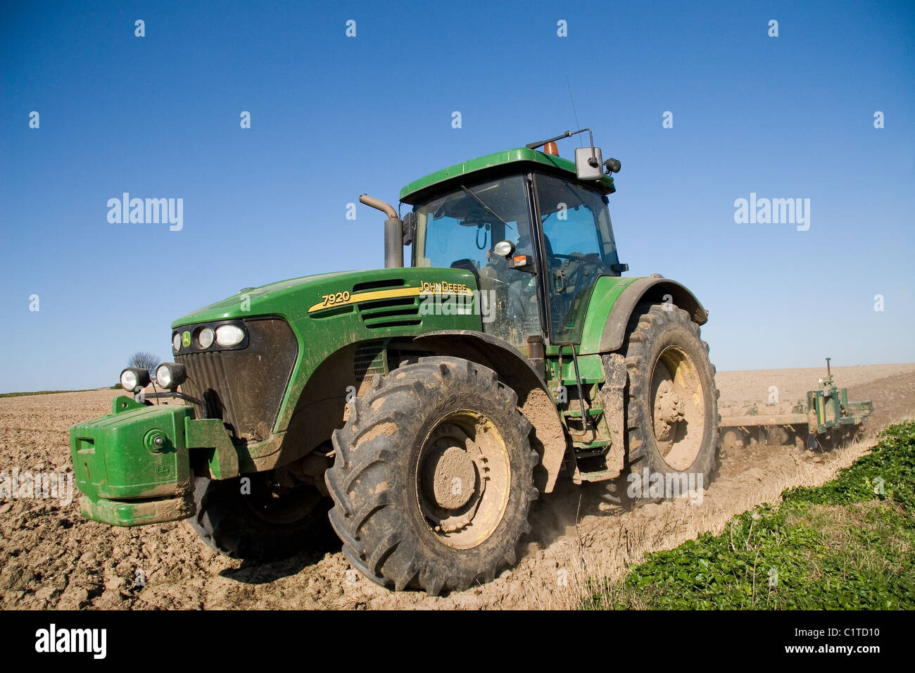 John Deere 7920 in einem Feld Norfolk UK arbeiten. Die Arbeit ist die Vorbereitung für das Bohren von Zuckerrüben. Stockfoto
