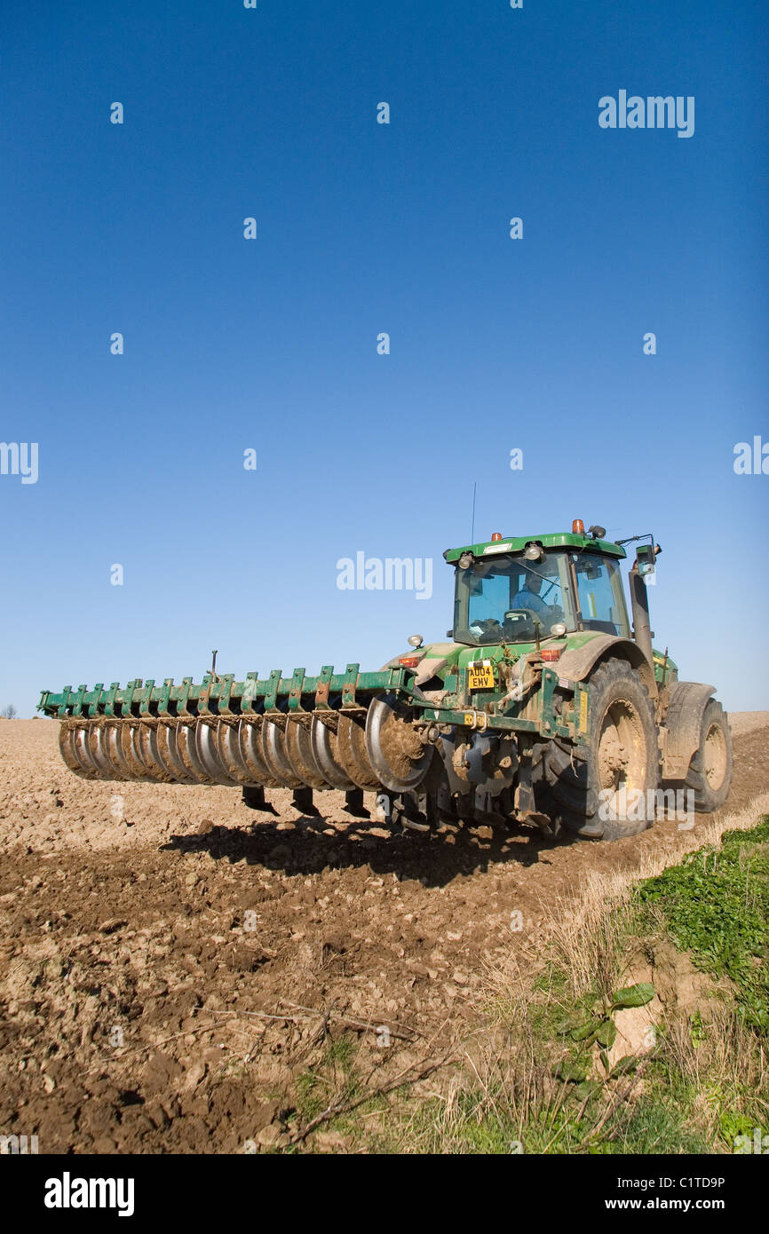 John Deere 7920 in einem Feld Norfolk UK arbeiten. Die Arbeit ist die Vorbereitung für das Bohren von Zuckerrüben. Stockfoto