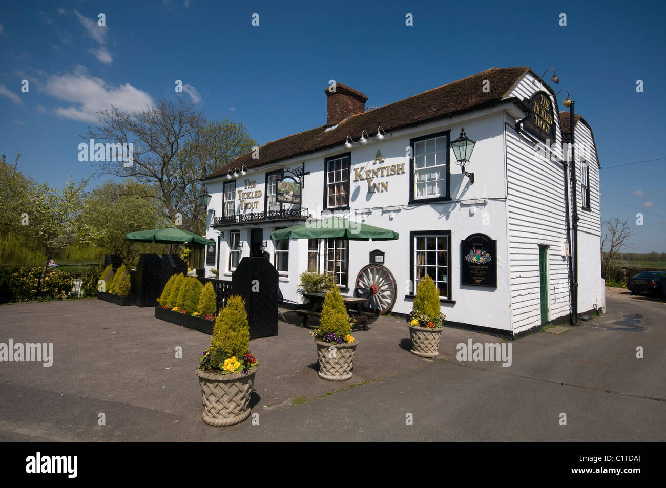 rieselte Forelle Pub auf dem Fluss Stour im Wye Village in Kent England UK Stockfoto