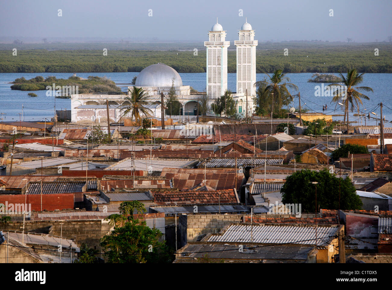 Moschee auf der Insel von Fadiouth, bestehend aus Muscheln. Joal Fadiouth, Senegal Stockfoto