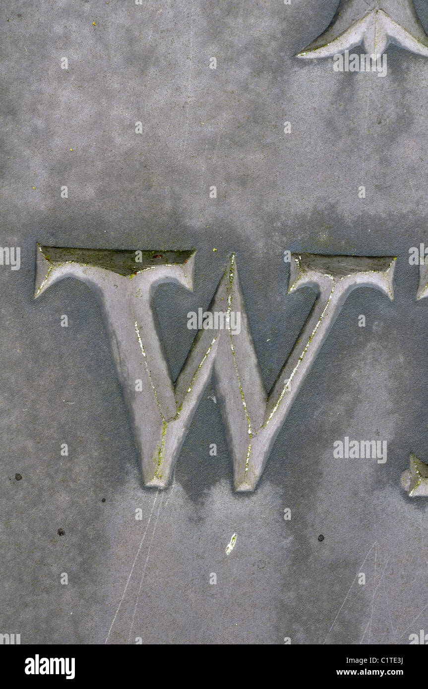 Buchstabe W Detail der Schiefer Grabstein, Leicestershire, UK Stockfoto