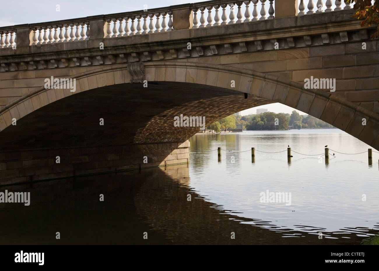 Die Serpentine-Brücke in den Kensington Gardens, London. Stockfoto